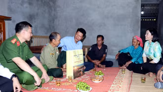 Phó Bí thư Tỉnh ủy, Chủ tịch Ủy ban MTTQ Việt Nam tỉnh Nguyễn Thế Phước thăm, tặng quà người có công tại xã Dương Quỳ