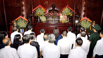 Đoàn đại biểu tỉnh dâng hương tưởng niệm Chủ tịch Hồ Chí Minh và viếng các anh hùng liệt sĩ
