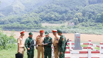 Phối hợp tuần tra, giữ bình yên trên tuyến sông biên giới