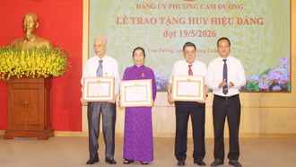 Đảng ủy phường Cam Đường trao Huy hiệu Đảng đợt 19/5 cho 61 đảng viên 