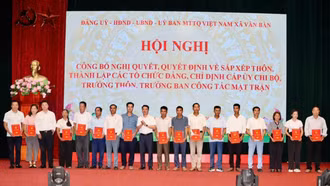 Xã Văn Bàn và Bản Xèo công bố các quyết định về sắp xếp thôn, tổ dân phố