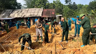 Ban CHQS phường Âu Lâu giúp các hộ dân di dời tài sản để thực hiện giải phóng mặt bằng