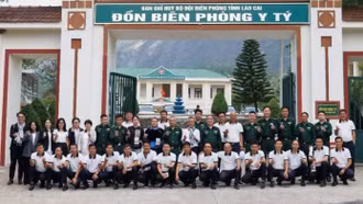 Vượt "cổng trời" mang sách lên biên cương Y Tý