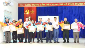 Tú Lệ: 9 đảng viên được trao tặng huy hiệu Đảng đợt 2/9/2026
