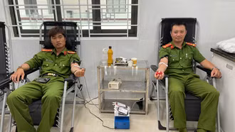 2 cán bộ Công an xã khẩn cấp vượt 60 km hiến máu giúp bệnh nhân nguy kịch