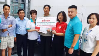 Thăm hỏi, hỗ trợ gia đình người bệnh gặp nạn do sạt lở đất tại xã Mường Hum