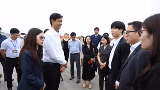 Phó Chủ tịch UBND tỉnh Phan Trung Bá làm việc với đoàn doanh nghiệp nước ngoài tìm hiểu cơ hội đầu tư tại KCN Trấn Yên