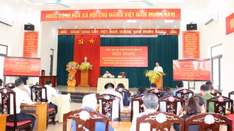 Người đứng đầu cấp ủy, chính quyền phường Âu Lâu, xã Khánh Hòa và Bản Liền đối thoại với Nhân dân
