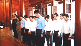 Đoàn đại biểu tỉnh Lào Cai dâng hương tưởng niệm Chủ tịch Hồ Chí Minh