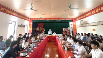 Thường trực Đảng ủy xã Yên Bình làm việc với một số thôn trên địa bàn