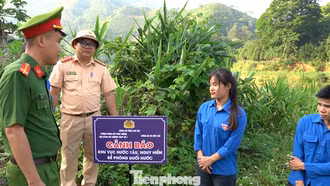 Lào Cai: Công an, thanh niên đội nắng cắm biển cảnh báo các vùng "tử thần"