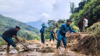 Ban Chỉ huy Quân sự xã Bát Xát hỗ trợ Nhân dân khắc phục hậu quả thiên tai