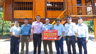 Khánh Yên trao kinh phí hỗ trợ làm mới, sửa chữa nhà ở cho 25 hộ là con đẻ của người hoạt động kháng chiến bị nhiễm chất độc hóa học