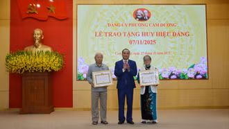 Đảng ủy phường Cam Đường trao huy hiệu Đảng cho 46 đảng viên