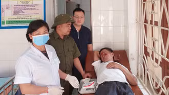 Các lực lượng xã Khánh Hòa kịp thời giúp đỡ công dân bị nạn đi cấp cứu