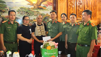 Lào Cai: Lãnh đạo Công an tỉnh thăm hỏi, động viên cán bộ Công an xã Mường Bo bị đa chấn thương khi làm nhiệm vụ