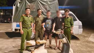 Bắt giữ hai thiếu niên dùng kiếm cướp xe máy điện, 14 cá nhân được khen thưởng