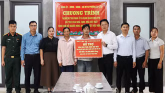 Phường Âu Lâu bàn giao kinh phí hỗ trợ xóa nhà tạm cho con đẻ của người hoạt động kháng chiến bị nhiễm chất độc hóa học
