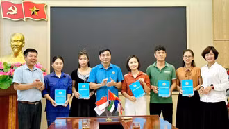 Liên đoàn Lao động tỉnh tặng quà đoàn viên có hoàn cảnh khó khăn