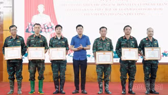 Khen thưởng 65 tập thể, cá nhân tham gia khắc phục hậu quả hoàn lưu bão số 10