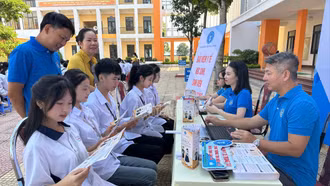 BHXH Lào Cai tổ chức gian hàng tuyên truyền chính sách BHYT học sinh 