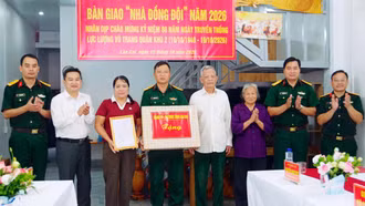 Bộ CHQS tỉnh Lào Cai bàn giao “Nhà đồng đội” cho gia đình quân nhân có hoàn cảnh khó khăn