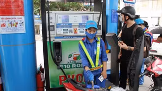Giá xăng tăng nhẹ, vượt mốc 20.000 đồng/lít