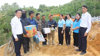 Hội LHPN tỉnh Lào Cai thăm, tặng quà cán bộ, công nhân thi công Dự án đường dây 500kV tại xã Thác Bà