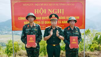 Công bố, trao quyết định thăng quân hàm cấp Thượng tá cho 2 cán bộ