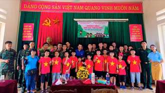 Sôi nổi trải nghiệm hè "Em tập làm chú bộ đội"