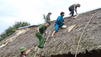 Công an xã Chiềng Ken giúp người dân gia cố lại nhà sau cơn dông lốc 