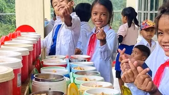 Hỗ trợ bữa ăn trưa cho học sinh tiểu học, THCS ở các xã biên giới