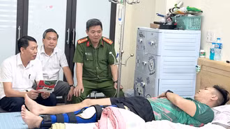 Lãnh đạo xã Yên Bình thăm hỏi, động viên chiến sĩ công an bị thương khi làm nhiệm vụ