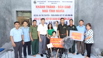 Trao kinh phí hỗ trợ làm Nhà tình nghĩa cho thân nhân liệt sĩ tại xã Hưng Khánh