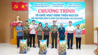 200 hộ nghèo xã Nghĩa Tâm và Đông Cuông được hỗ trợ phân bón vi sinh
