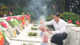 Đoàn công tác xã Trấn Yên dâng hương tri ân các Anh hùng liệt sĩ tại Nghĩa trang Liệt sĩ quốc gia Vị Xuyên