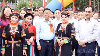 Thường trực Ban Bí thư Trần Cẩm Tú dự Ngày hội Đại đoàn kết toàn dân tộc tại 2 thôn Hồ Sen, Ngòi Lẻn, xã Thác Bà