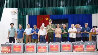 Thiếu tướng Cao Minh Huyền thăm, tặng quà người có uy tín trong vùng đồng bào dân tộc thiểu số