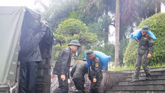 Quân khu 2 ủng hộ gạo, lương khô giúp Nhân dân Lào Cai