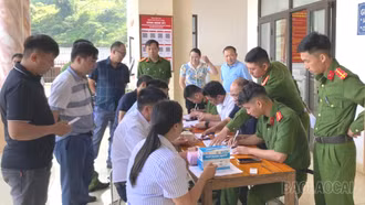 Công an xã Tà Xi Láng kiểm tra nhanh ma túy đối với cán bộ, công chức xã