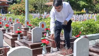 Thủ tướng Lê Minh Hưng tưởng niệm các anh hùng liệt sĩ tại các 'địa chỉ đỏ' ở Quảng Trị