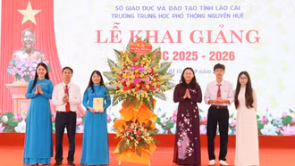 Phó Bí thư Tỉnh ủy Giàng Thị Dung dự Lễ khai giảng năm học mới tại Trường THPT Nguyễn Huệ