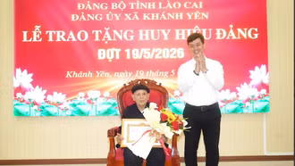 Các địa phương trong tỉnh tổ chức trao tặng Huy hiệu Đảng đợt 19/5