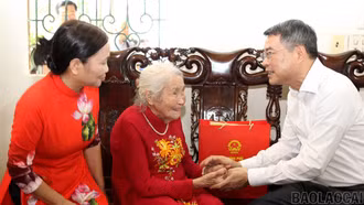 Thủ tướng Chính phủ Lê Minh Hưng thăm, tặng quà gia đình chính sách tại Lào Cai