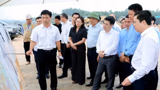 Thường trực Tỉnh ủy kiểm tra tiến độ thi công Dự án Nhà ở xã hội Yên Ninh và hạ tầng Khu công nghiệp Trấn Yên