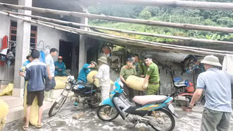 Lào Cai: Lực lượng chức năng hỗ trợ người dân thôn San Lùng di chuyển tài sản đến nơi an toàn 