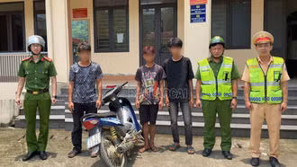 Lào Cai: Xử phạt nam thanh niên chở 3, không đội mũ bảo hiểm từ video người dân cung cấp