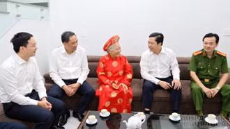 Bí thư Tỉnh ủy Dương Quốc Huy thăm, tặng quà gia đình chính sách, người có công tại phường Lào Cai và Cam Đường