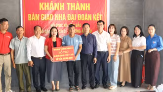 Phường Âu Lâu: Trao hỗ trợ 62 gia đình, cá nhân có hoàn cảnh khó khăn