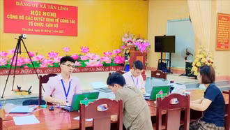 Một phiên giao dịch của Ngân hàng CSXH tại xã Tân Lĩnh (mới).